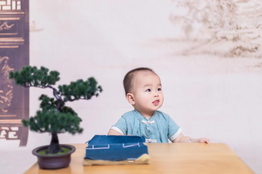 岑溪三个月宝宝抬头不稳